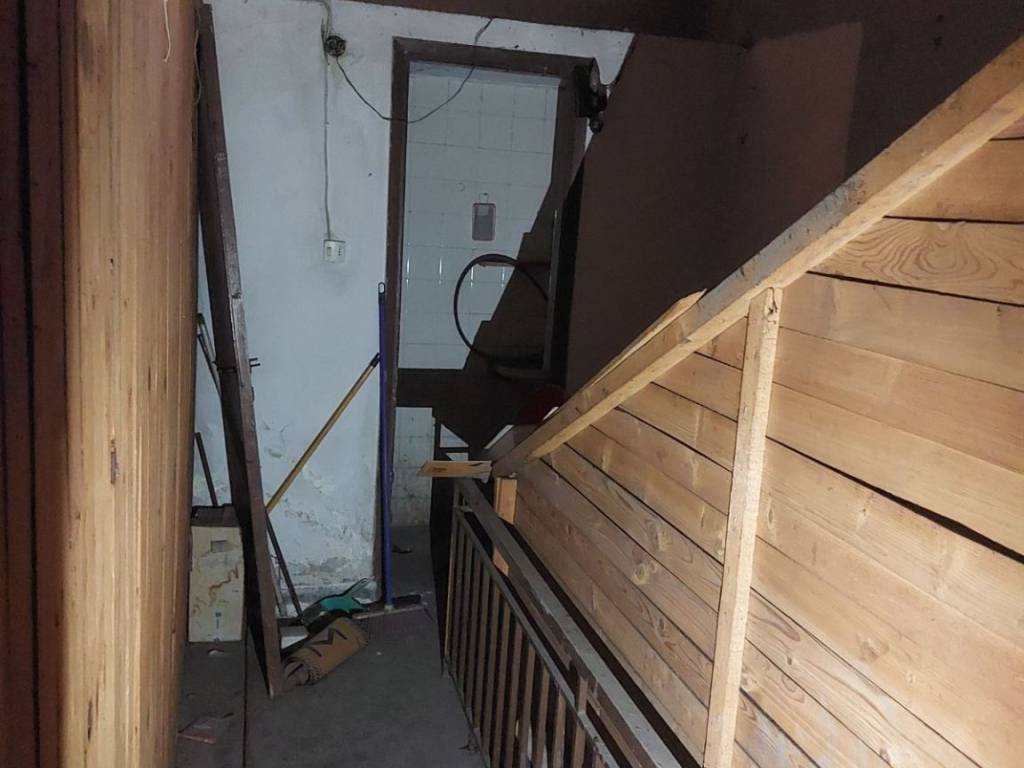 O piso choros toy isogeioy konta sto wc .