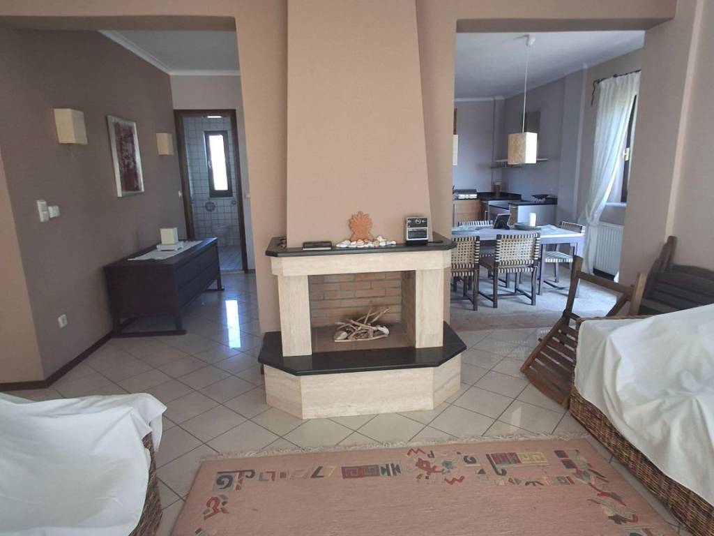 sto bathos e koyzina kai sto saloni to tzaki