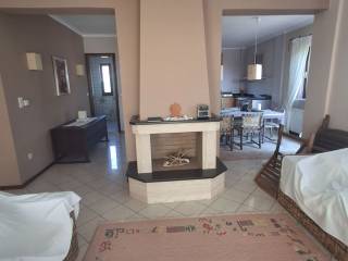 sto bathos e koyzina kai sto saloni to tzaki