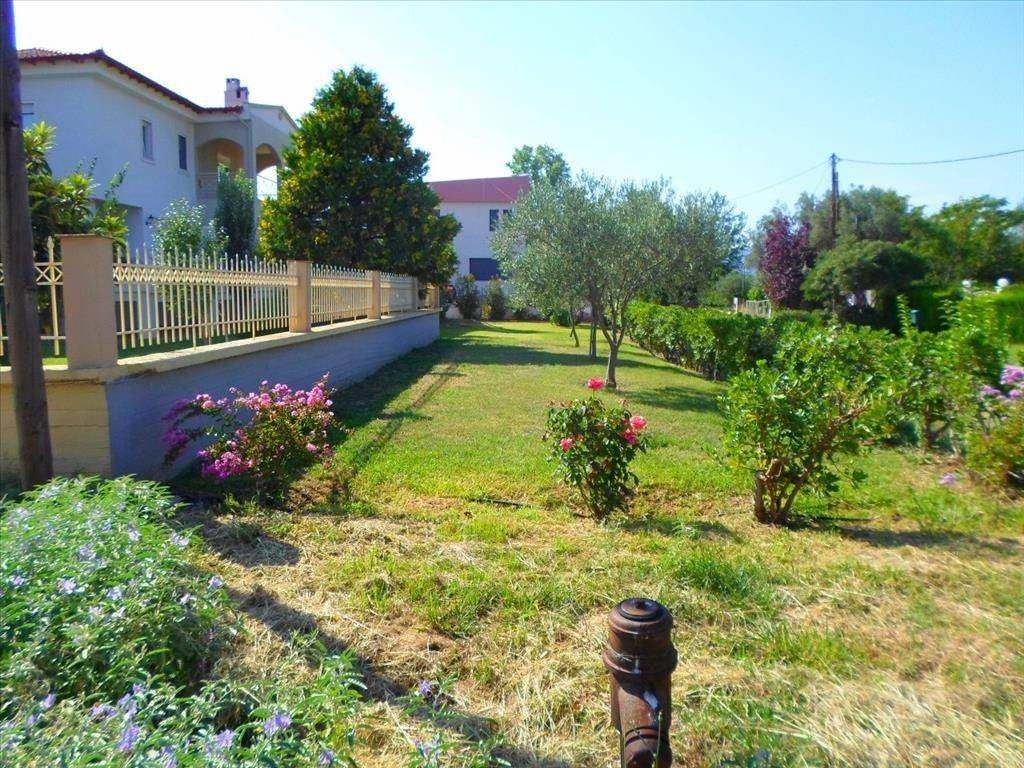 6 - Πωλείται 4-όροφη μονοκατοικία έκτασης 350 τμ στα περίχωρ.