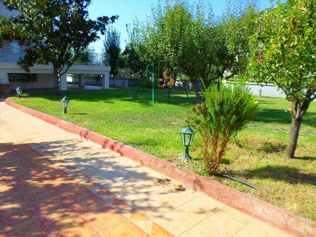 16 - Πωλείται 4-όροφη μονοκατοικία έκτασης 350 τμ στα περίχω.