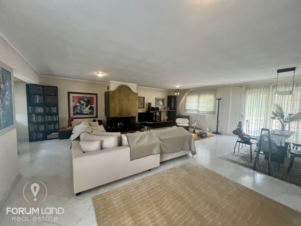 Forumland Real Estate, Σαλόνι με τζάκι