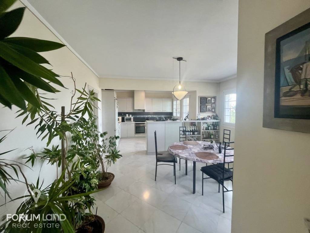 Forumland Real Estate, κουζίνα με τραπεζαρία