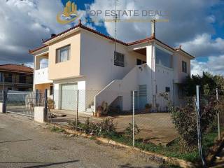 Άποψη διώροφης οικίας ,συρόμενης πόρτας γκαράζ -οικοπέδου