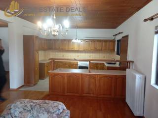 συνεχόμενη κουζίνα με καθιστικό-σαλόνι 1ου ορόφου