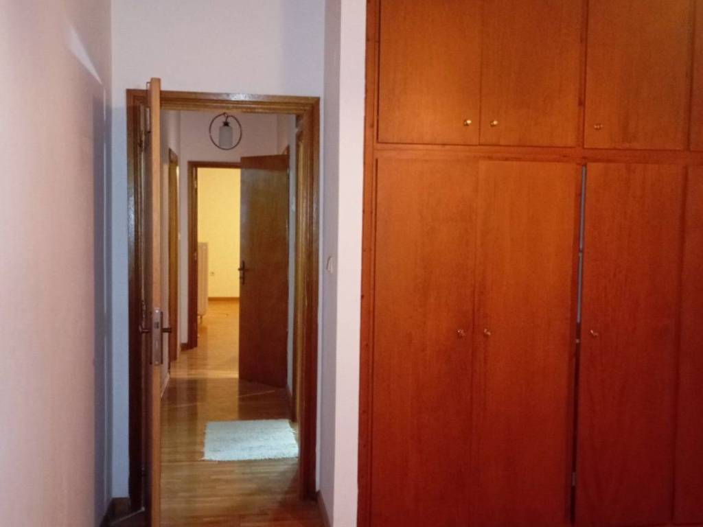 διάδρομος υπνοδωματίων ,1ο υπνοδωμάτιο  ντουλάπες 1ου ορόφου