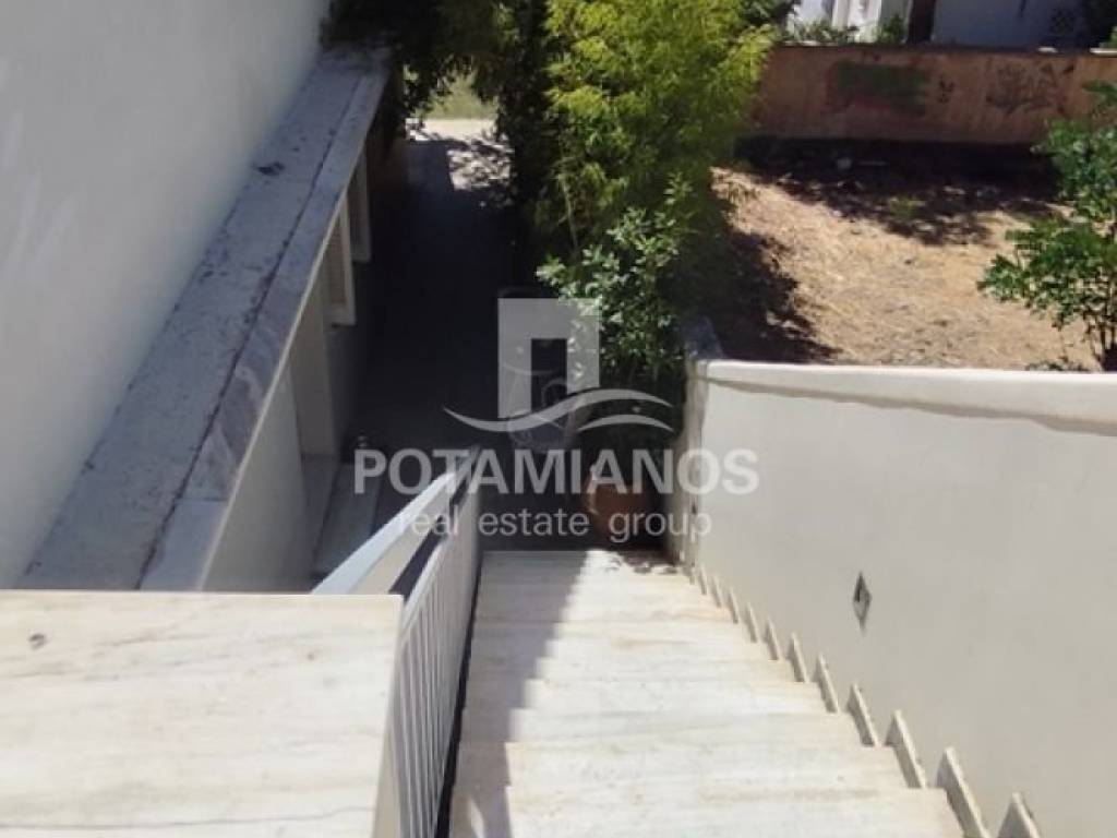 Εξωτερικός χώρος,Δεξιά Πλαϊνή Σκάλα