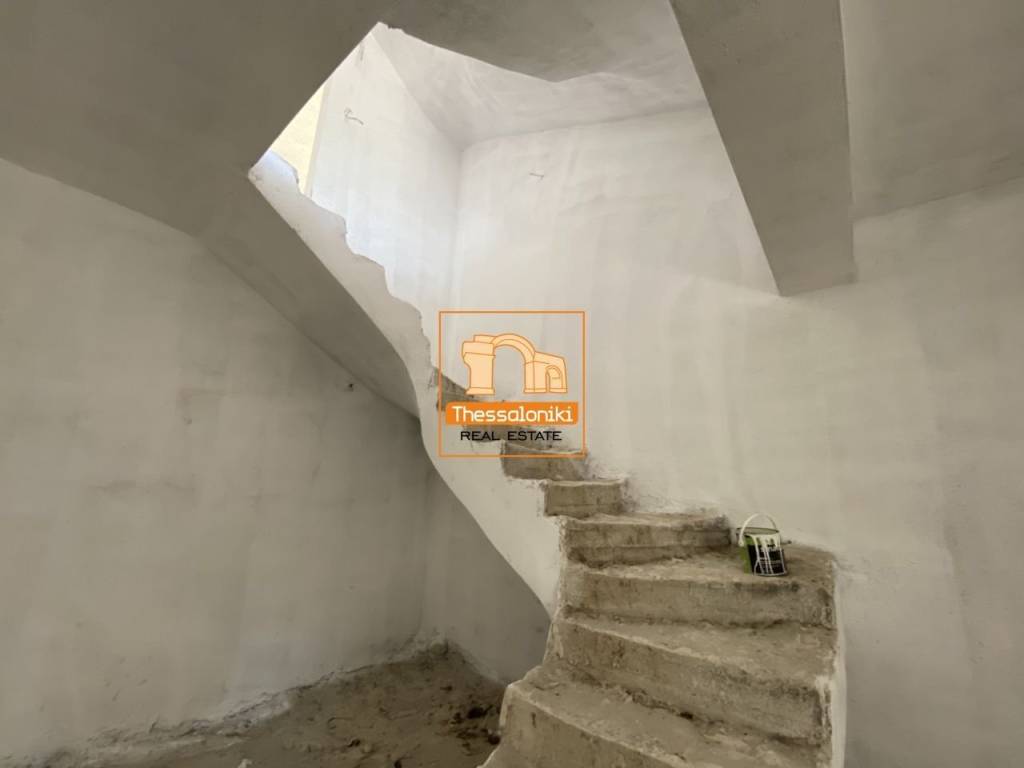 Μεσημέρι, Συγκρότημα κατοικιών