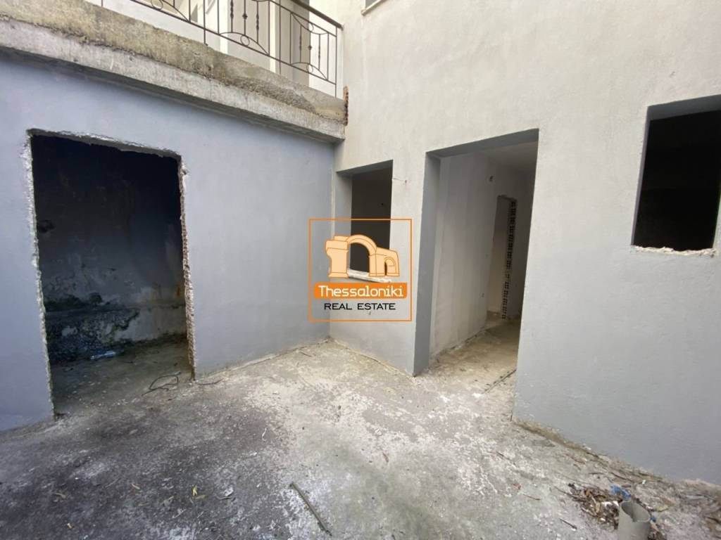 Μεσημέρι, Συγκρότημα κατοικιών