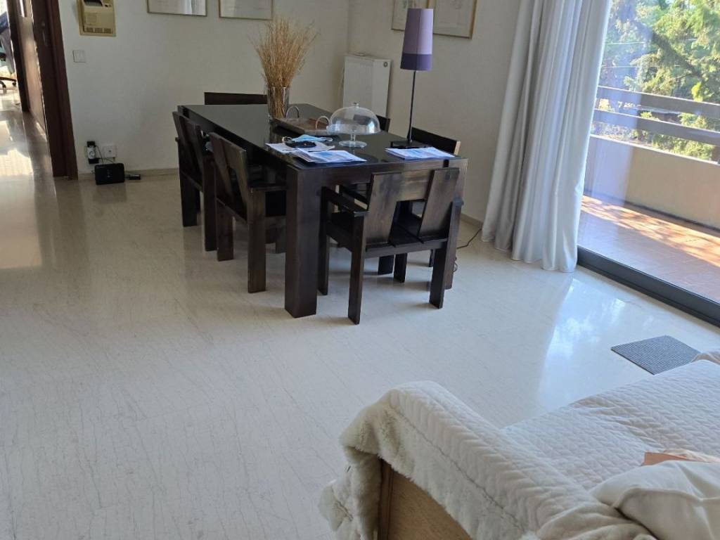 procheire trapezaria dipla sten koyzina