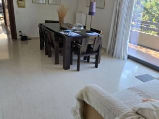 procheire trapezaria dipla sten koyzina