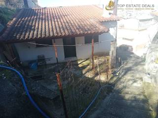 Άποψη της οικίας και του οικοπέδου της