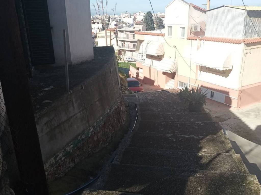 σκαλοπάτια που οδηγούν στην οικία