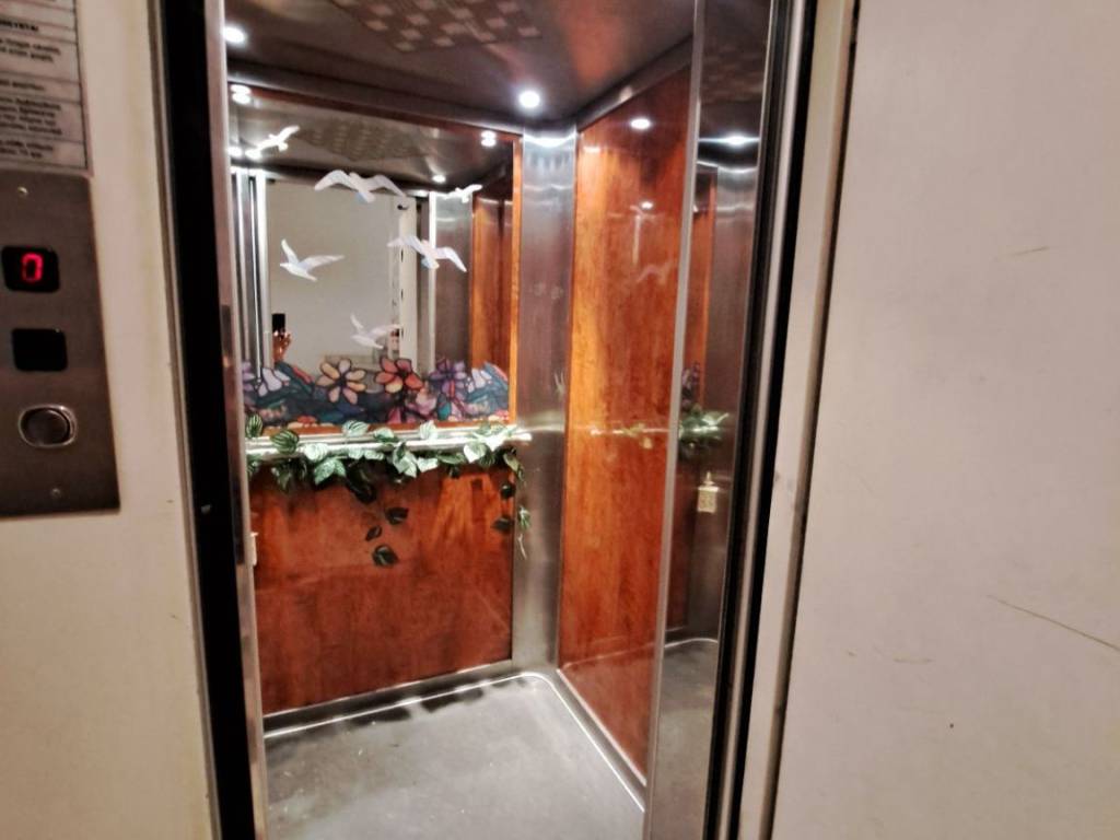 Το εσωτερικό του ασανσέρ