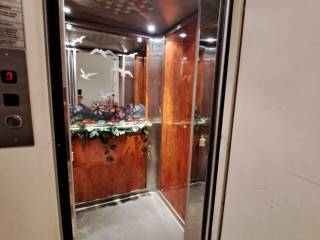 Το εσωτερικό του ασανσέρ