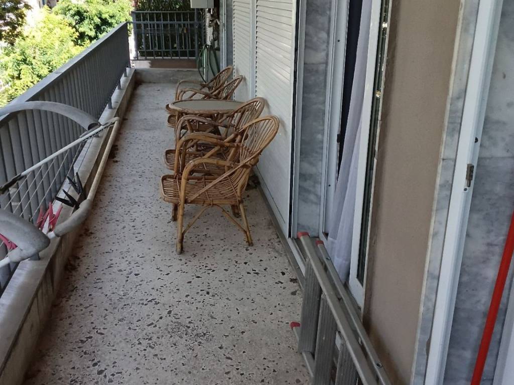 MPALKONI STEN PROSOPSE TES OIKODOMES