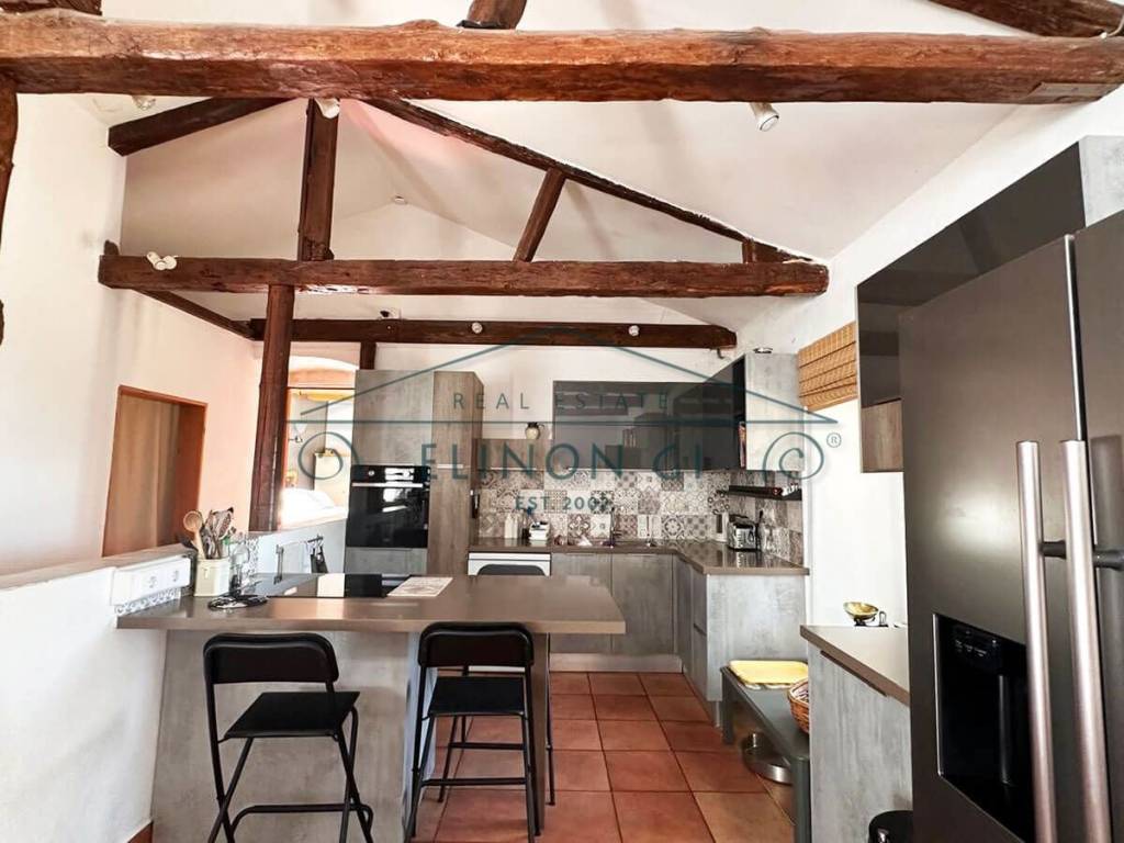 Η ανακαινισμένη άνετη κουζίνα