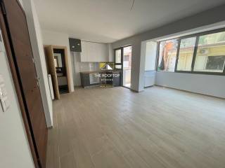 σαλονοτραπεζαρία με κουζίνα ( 2η εικόνα)