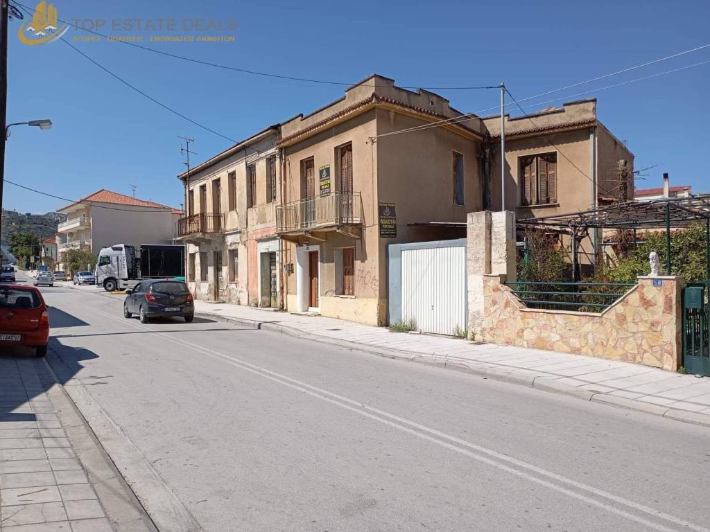 Άποψη οικίας και συνεχόμενου γκαράζ επί κεντρικού δρόμου