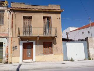 Είσοδος οικίας -1ος όροφος -πόρτα γκαράζ