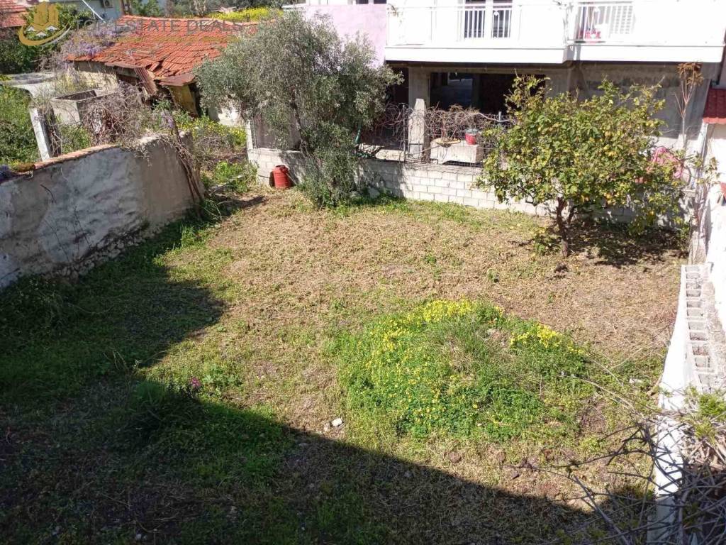 ιδιωτικός κήπος -οικόπεδο της οικίας