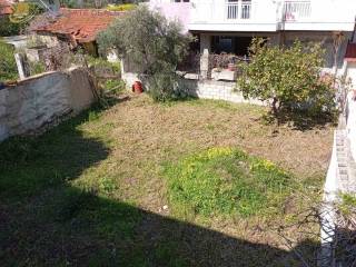 ιδιωτικός κήπος -οικόπεδο της οικίας