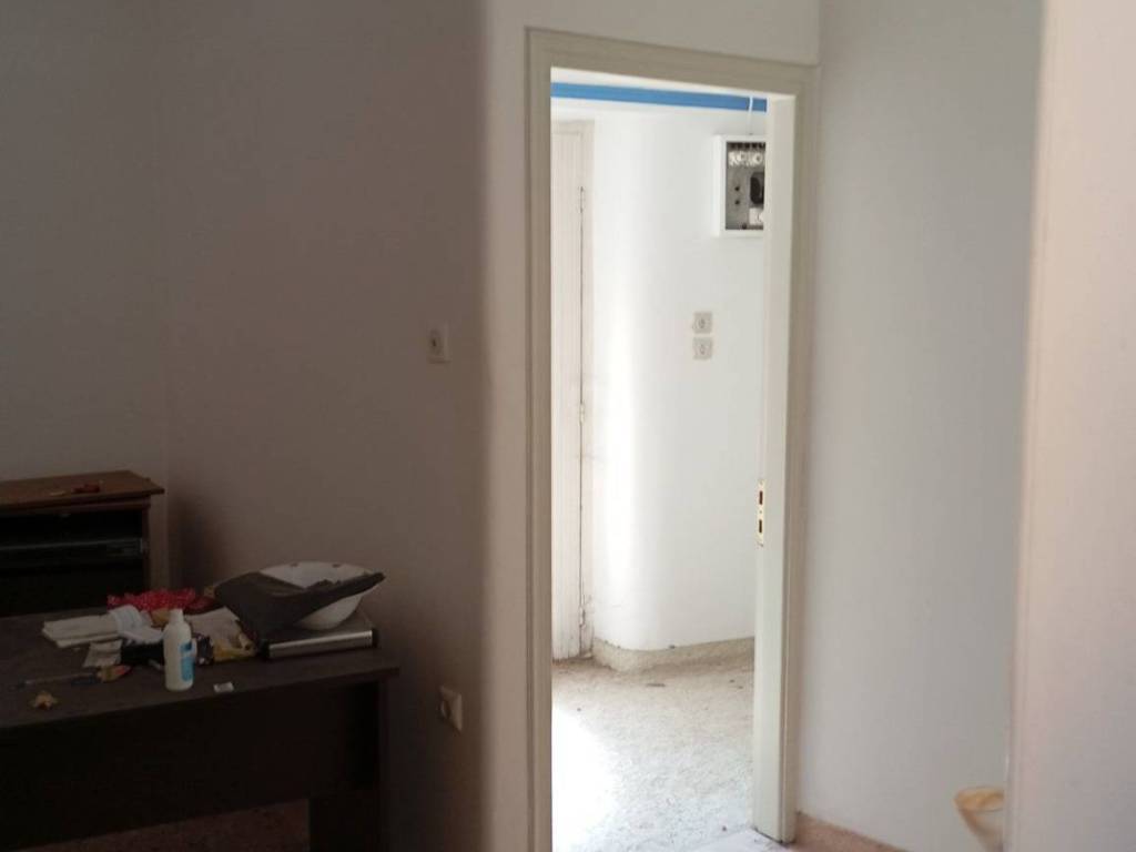 κεντρική είσοδος -χωλ-δωμάτιο γραφείο