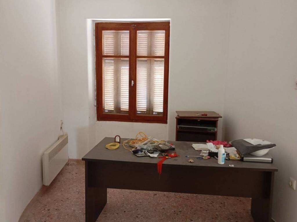 χώρος ισογείου -γραφείο