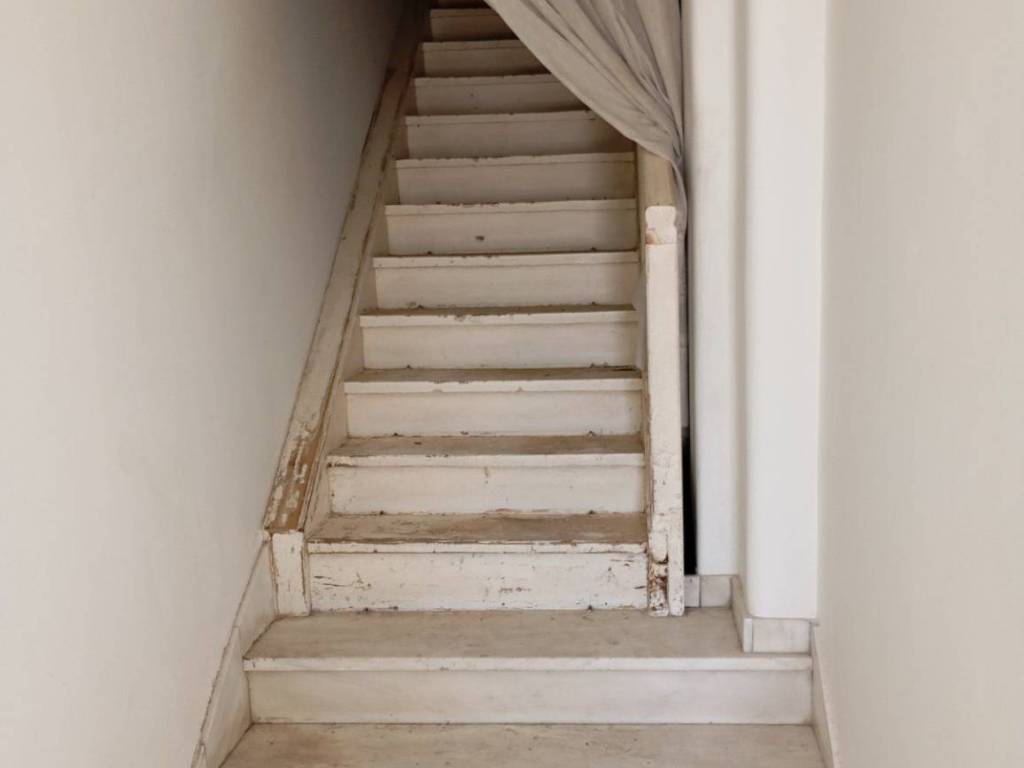εσωτερικό κλιμακοστάσιο μεταξύ ισογείου και 1ου ορόφου