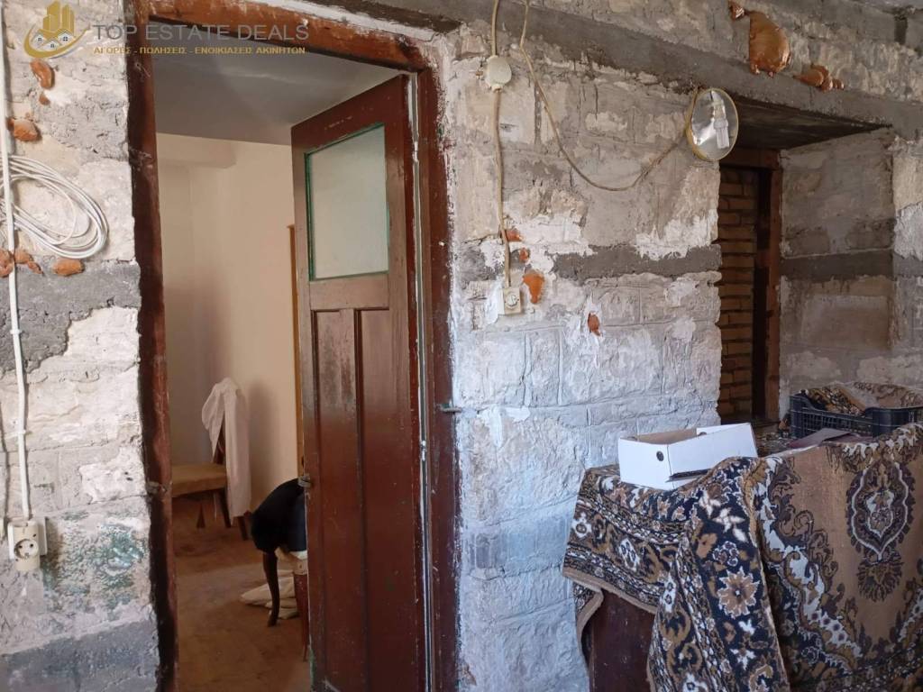 πόρτα μεταξύ ισογείου και γκαράζ