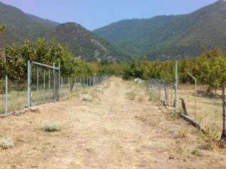 κτήμα με οικία περιφραγμένη στους πρόποδες του μπέλες