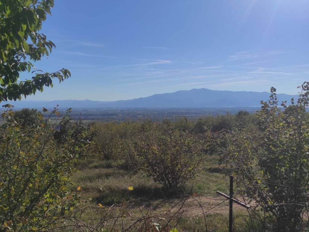 κτήμα 4000 τετραγωνικών μέτρων  με οικία κοντά στην λίμνη κε