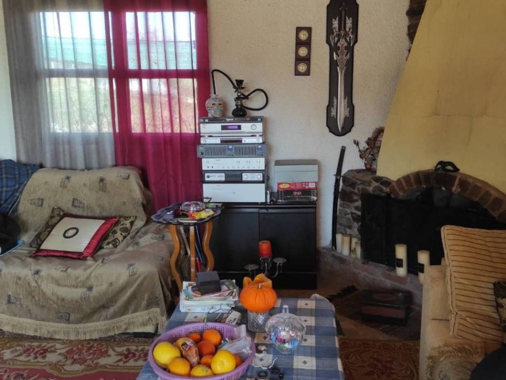 Σαλόνι-τραπεζαρία με τζάκι οικίας σε κτήμα στους προποδες το