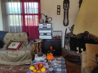 Σαλόνι-τραπεζαρία με τζάκι οικίας σε κτήμα στους προποδες το