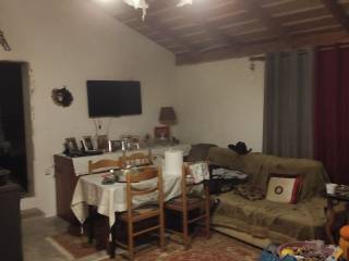 Σαλόνι-τραπεζαρία με τζάκι οικίας σε κτήμα στους προποδες το