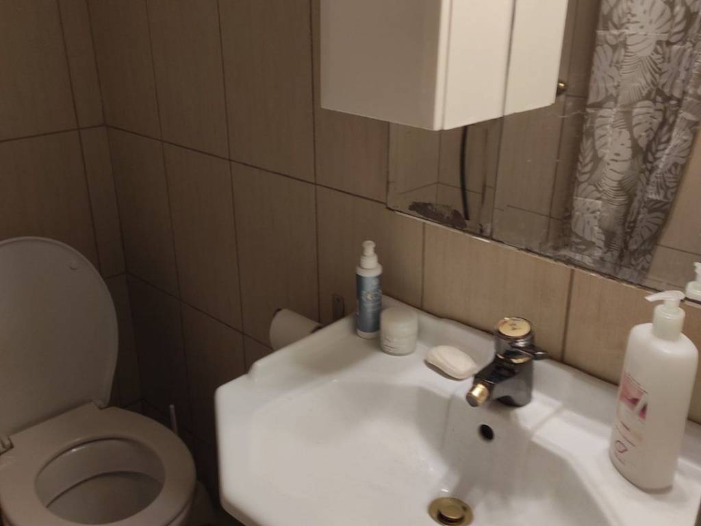 μπάνιο  οικίας  σε κτήμα  στους προποδες του μπέλες κοντά στ