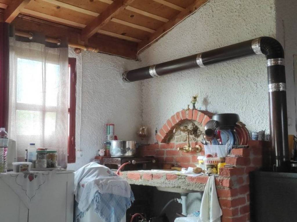 ξυλόσομπα νεροχυτης οικίας σε κτήμα στους προποδες του μπέλε