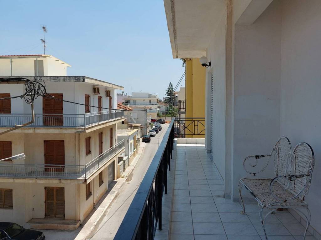 Μπαλκόνι 1ο γωνία θέασης προς κεντρική οδό, Π.Ε. Κορίνθου.