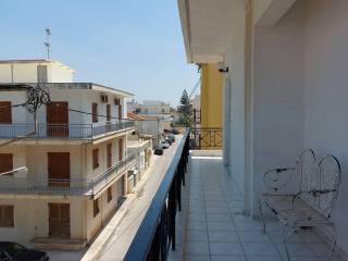 Μπαλκόνι 1ο γωνία θέασης προς κεντρική οδό, Π.Ε. Κορίνθου.