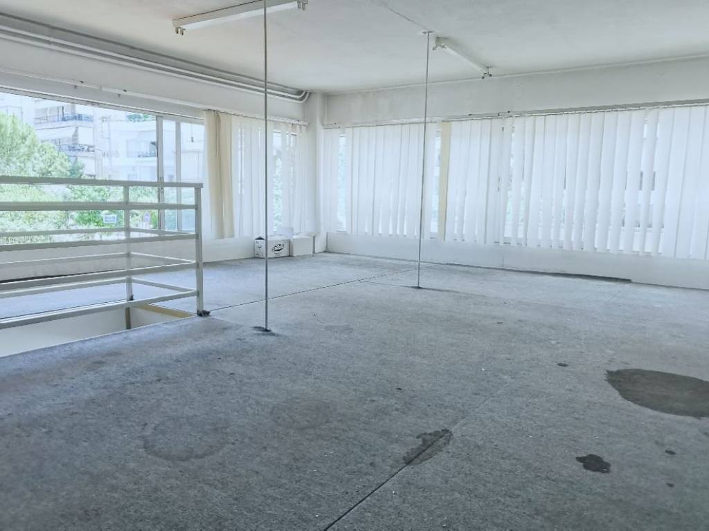 Emporiko akineto sten Amphithea