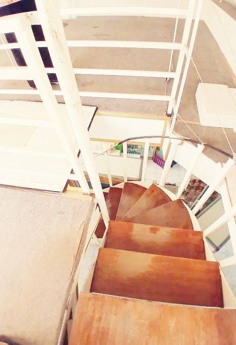 Emporiko akineto sten Amphithea