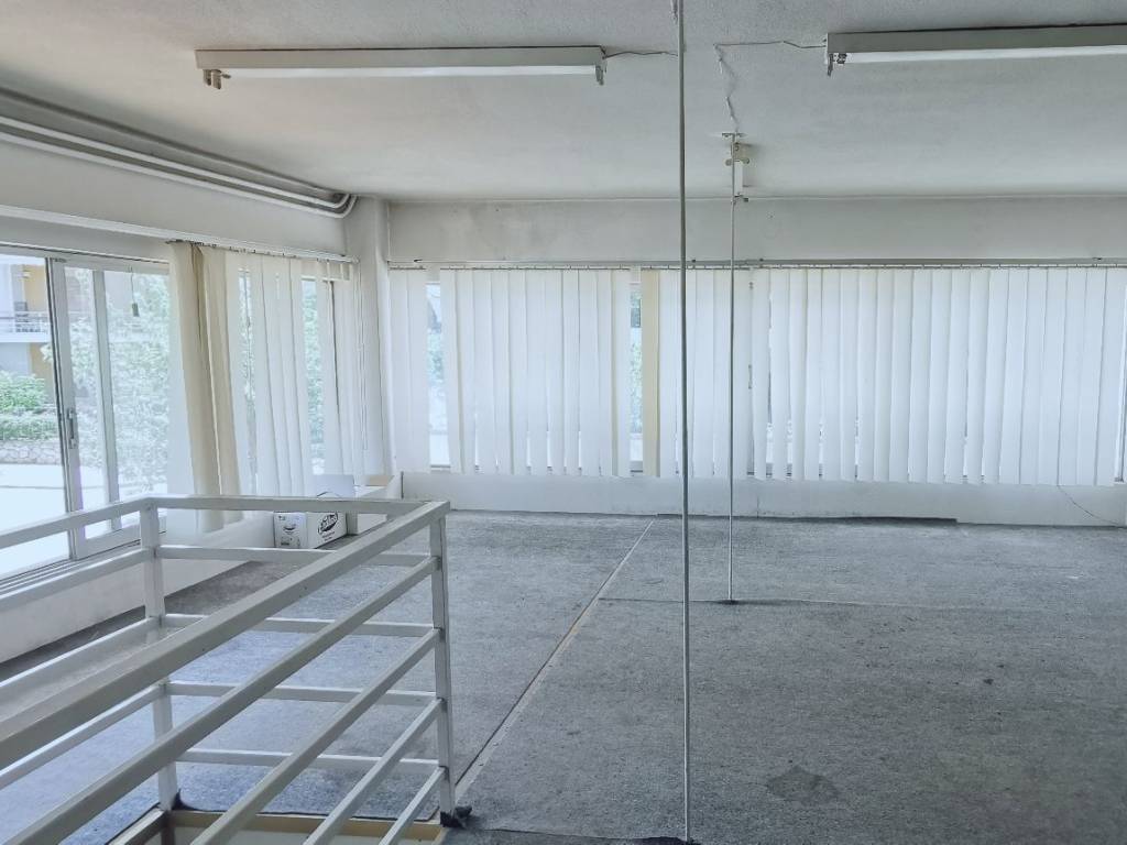 Emporiko akineto sten Amphithea