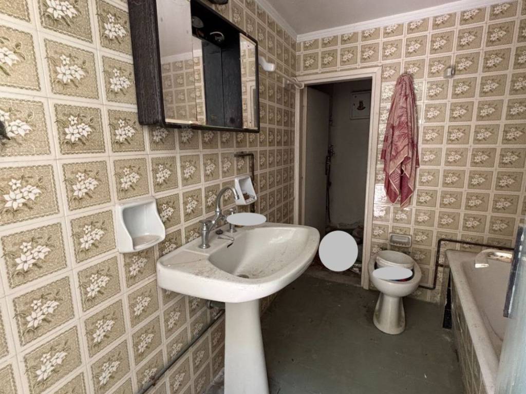 εξωτερικό μπάνιο και στο βάθος μικρή αποθήκη