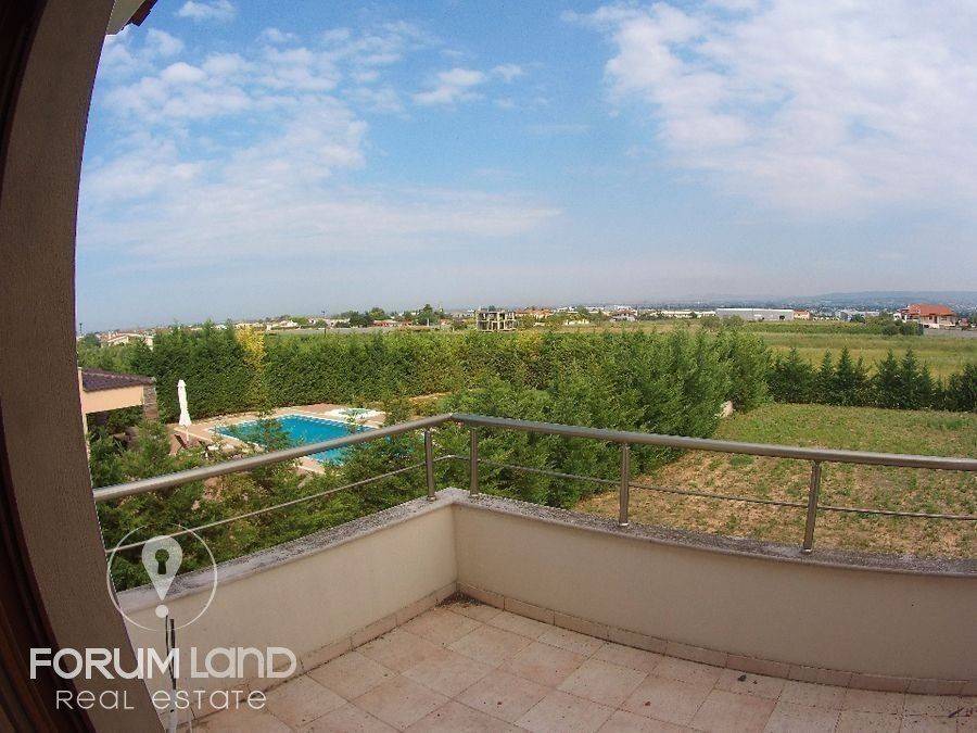 Forumland Real Estate, Exoterike thea