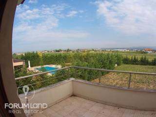 Forumland Real Estate, Exoterike thea