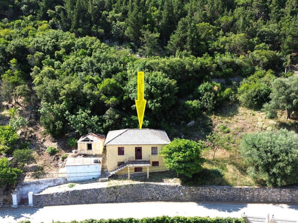 Aerial view and location of the house