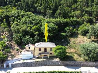 Aerial view and location of the house