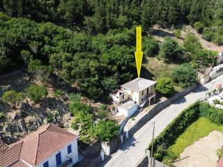 Aerial view and location of the house
