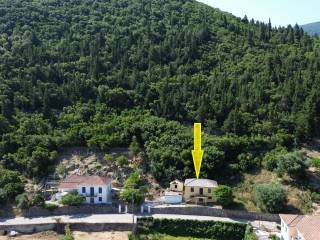 Aerial view and location of the house