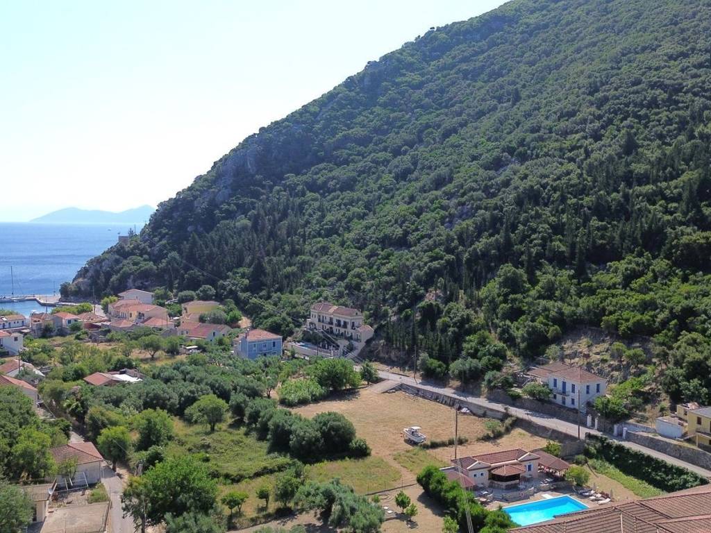 Aerial view and location of the house